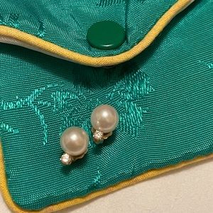 White pearl earrings in 18k gold with diamonds